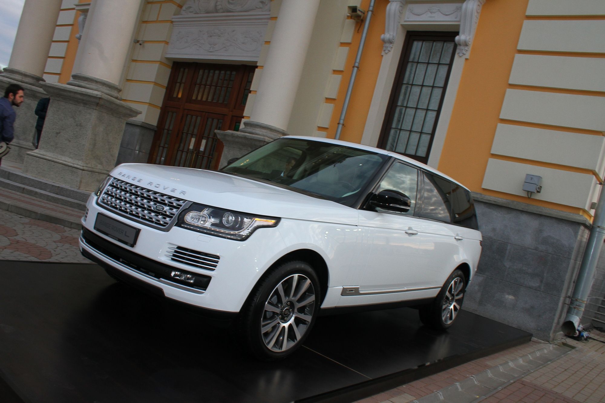 Длиннобазный Range Rover L 2014