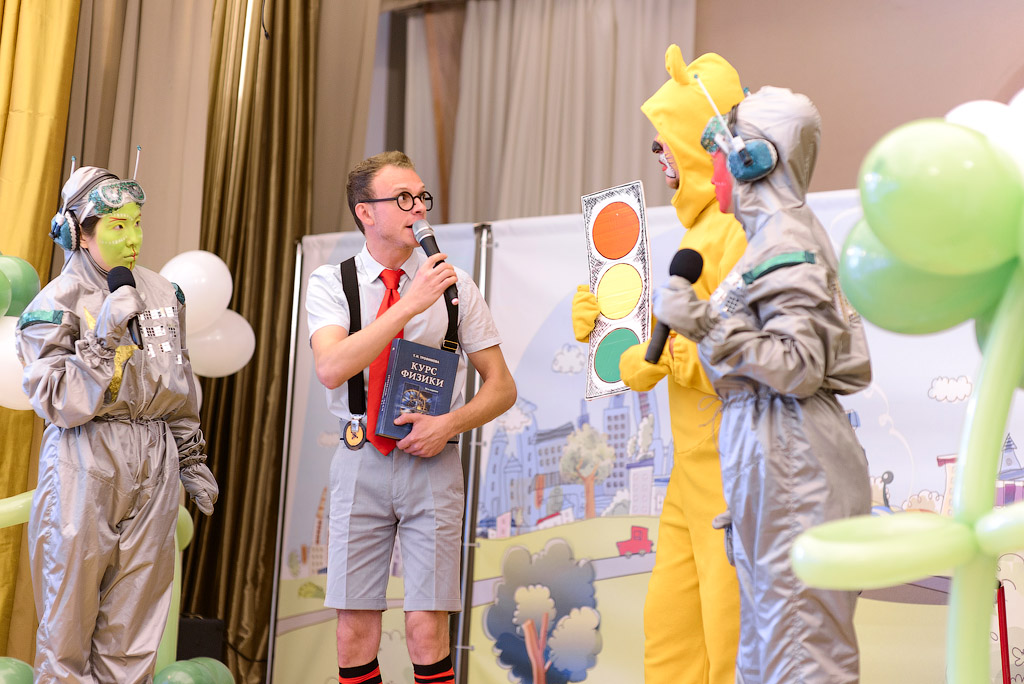 Автоцентр на Энгельса проводит занятия по ПДД в школе