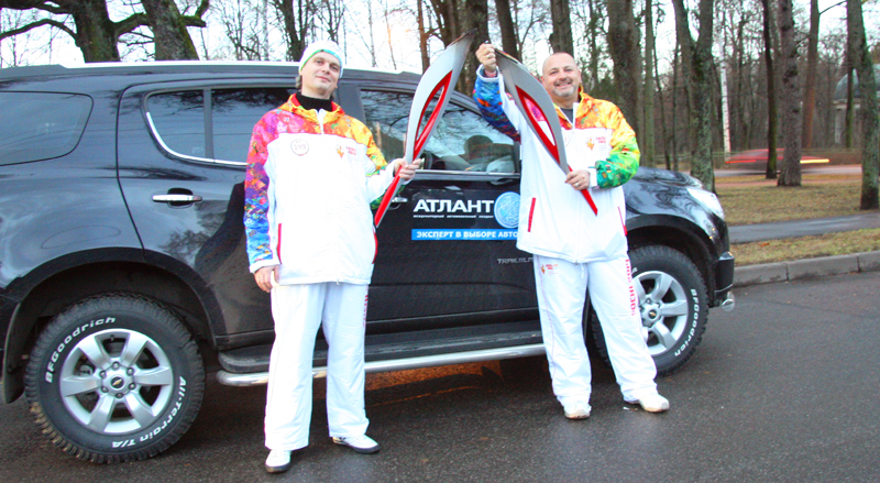 Топ-менеджеры Атлант-М Дмитрий Лазовский и Евгений Пекарский на эстафете олимпийского огня