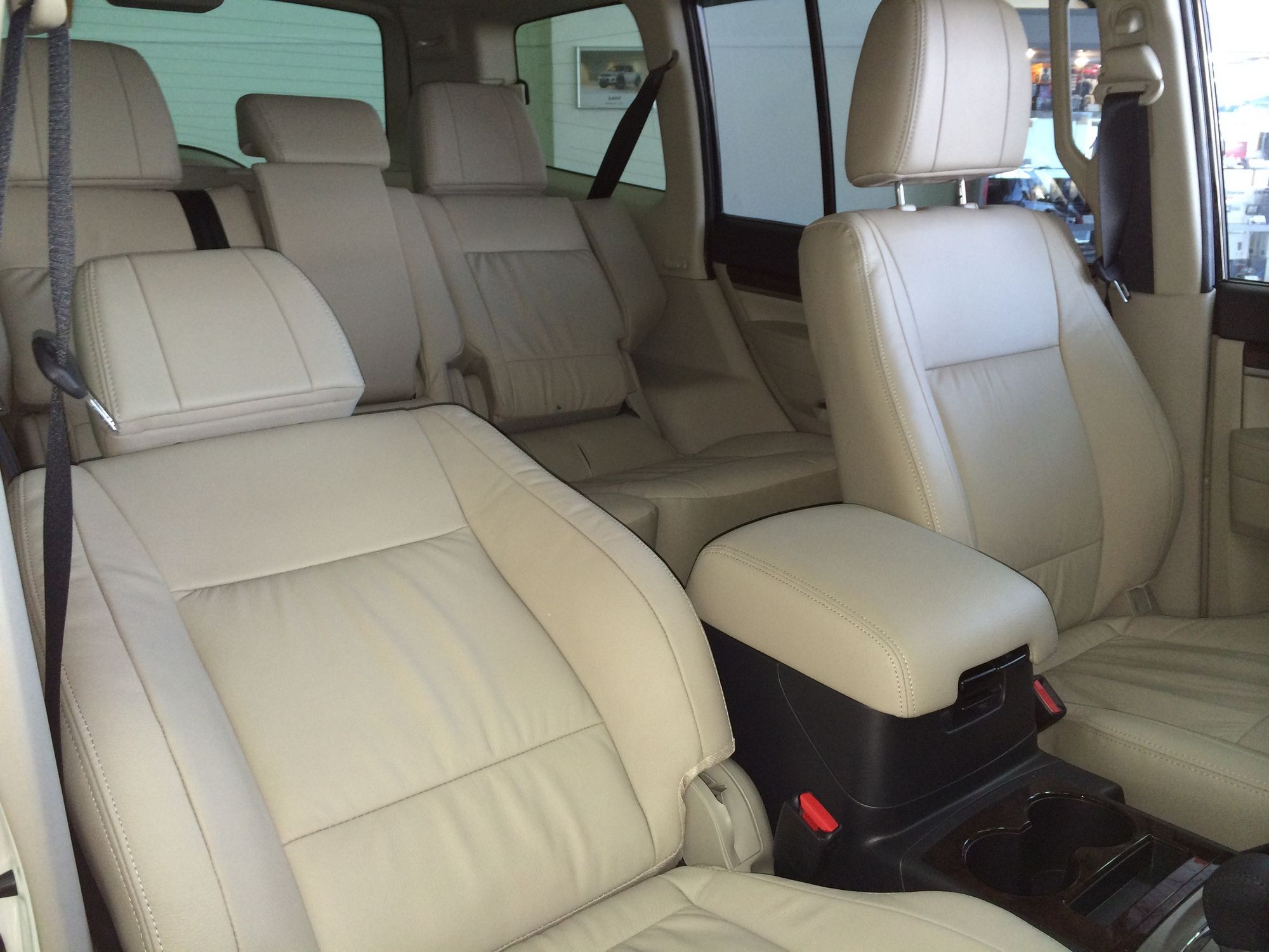 Mitsubishi Pajero с бежевым салоном