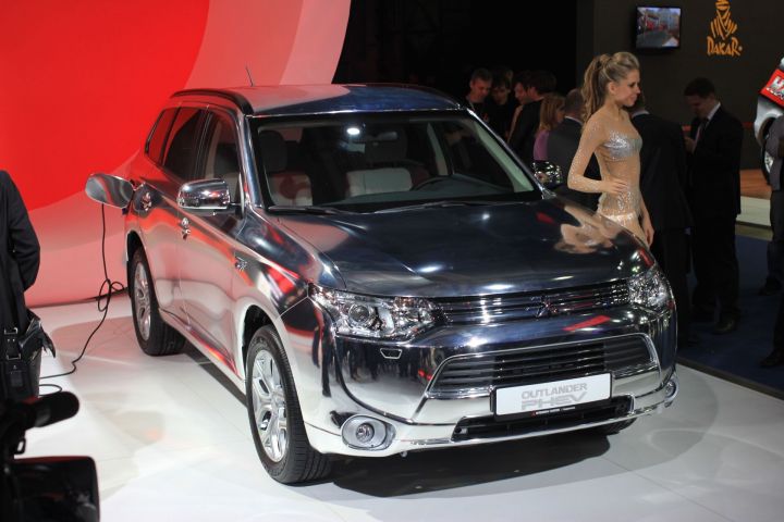 Mitsubishi Outlander PHEV вид спереди Mitsubishi Outlander PHEV вид спереди