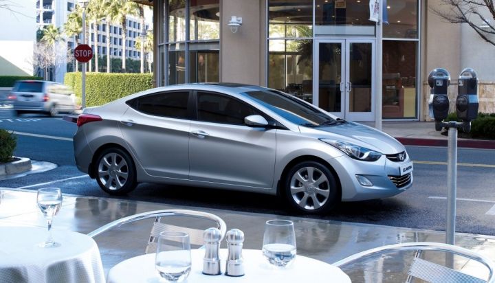 Hyundai Elantra вид сбоку Hyundai Elantra вид сбоку