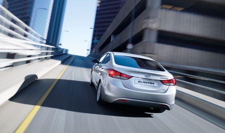 Hyundai Elantra вид сзади Hyundai Elantra вид сзади