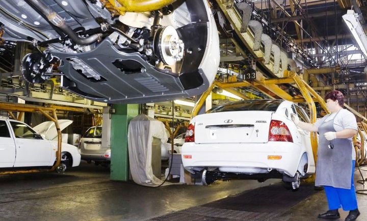 АвтоВАЗ приостановит сбор Lada Kalina и Lada Priora