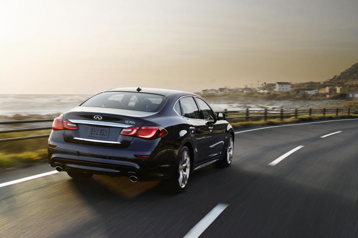 Infiniti Q70 фото сзади Infiniti Q70 фото сзади