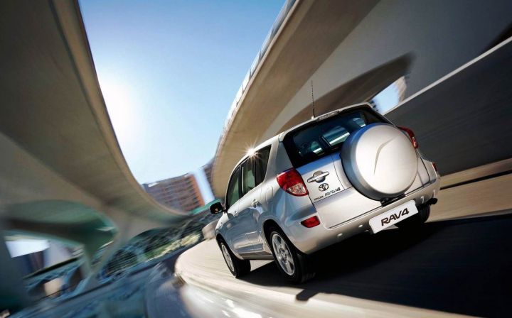 Toyota RAV4 подешевел Toyota RAV4 подешевел