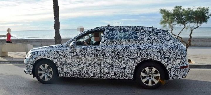 На испытательной трассе фотошпионы засекли прототип гибридного Audi Q7
