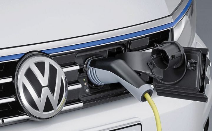 Новый гибрид Volkswagen Passat GTE поступит в продажу в 2015 году. Новый гибрид Volkswagen Passat GTE поступит в продажу в 2015 году.