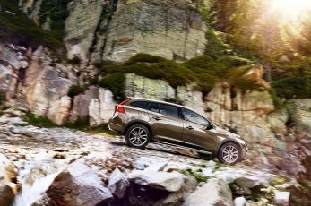 Volvo V60 получил «вседорожную» модификацию Cross Country