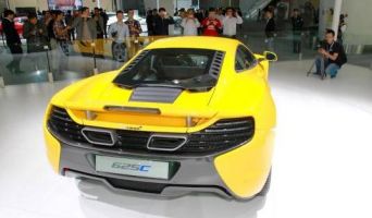 В автосалоне в Гуанчжоу показали новый суперкар McLaren 625C В автосалоне в Гуанчжоу показали новый суперкар McLaren 625C