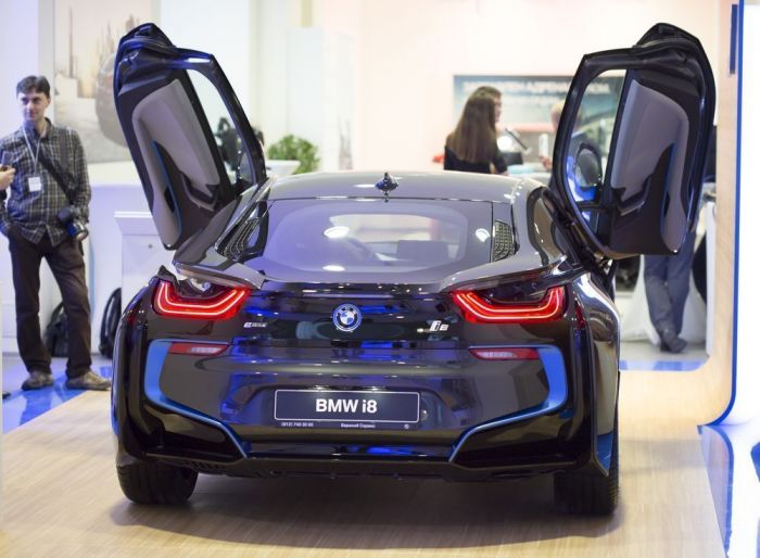 В Петербурге представили гибридный спорткар BMW i8 В Петербурге представили гибридный спорткар BMW i8