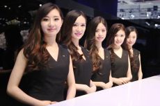 Автосалон в Шанхае: манекенщицы под запретом, но красавицы есть!