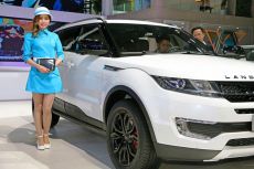 Автосалон в Шанхае: манекенщицы под запретом, но красавицы есть!