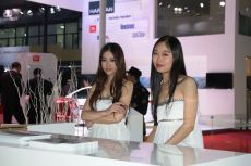 Автосалон в Шанхае: манекенщицы под запретом, но красавицы есть!