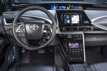 Продажи водородных седанов Toyota Mirai начинаются в сентябре