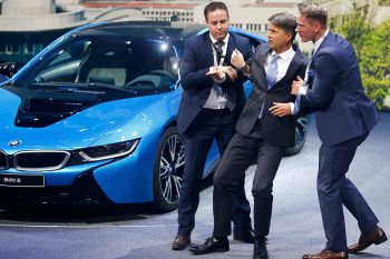 Глава BMW Харальд Крюгер упал в обморок Глава BMW Харальд Крюгер упал в обморок