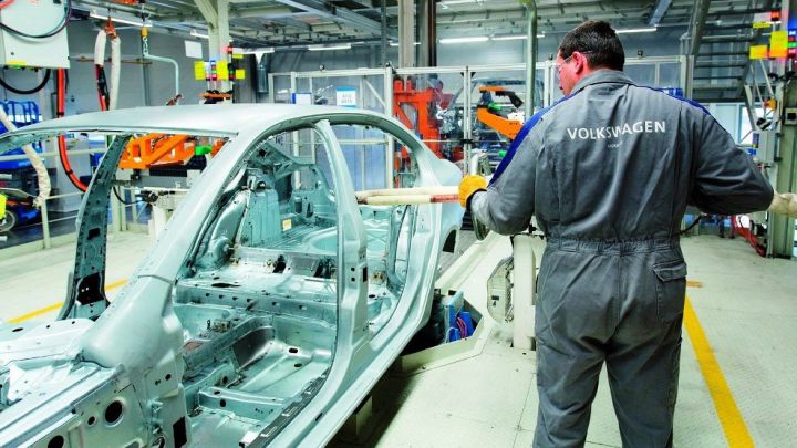 В концерне работают 600 000 человек.