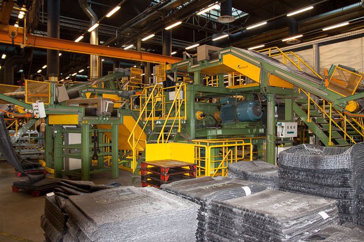 Производство компонентов: шина состоит из нескольких слоев укрепленных текстильной основой и металлическими нитями, кордов, герметичного слоя и т.п.