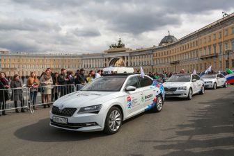 В минувшую пятницу состоялось открытие после реконструкции ледовой арены СК «Юбилейный». Оно прошло при поддержке SKODA AUTO Россия, Генерального спонсора Чемпионата мира по хоккею 2016. Стадион станет одной из двух ключевых площадок, которые примут матчи Чемпионата мира IIHF 2016. Кроме того, SKODA AUTO Россия провела хоккейный флеш-моб на Дворцовой площади, посвященный скорому старту Чемпионата. В этом году Россия в третий раз примет Чемпионат мира по хоккею, который пройдет с 6 по 22 мая в Москве и Санкт-Петербурге. Площадками для матчей станут ВТБ Ледовый дворец в Москве и СК «Юбилейный» в Санкт-Петербурге, который впервые открыл свои двери после реконструкции в минувшую пятницу. SKODA AUTO Россия – Генеральный спонсор Чемпионата мира по хоккею 2016 и партнер мужской Национальной сборной России по хоккею – поддержала это торжественное событие. Первой ласточкой в череде будущих игр стали два товарищеских матч Россия-Норвегия в рамках Еврочелленджа, давшие возможность российским спортсменам впервые попробовать свои силы на новой ледовой площадке. Для Федерации хоккея России проведение тестовых игр с участием главной команды страны на обновлённой арене СК «Юбилейный» - одно из важных мероприятий в ходе подготовки к домашнему чемпионату мира. Федерация, как один из членов оргкомитета ЧМ, проверила готовность реконструированной арены к главному турниру года. Марка SKODA продолжила отмечать приближение старта Чемпионата мира по хоккею, организовав в субботу грандиозное мероприятие в самом сердце Санкт-Петербурга. Флешмоб поддержали такие знаменитые российские хоккеисты, как Александр Юдин, серебряный призер Чемпионата мира 2002; Петр Андреев, ветеран СКА, бронзовый призер Чемпионата СССР 1971 года; Борис Чистяков, чемпион Европы в составе юниорской сборной СССР, бронзовый призер Чемпионата СССР 1971 года; Павел Черенков, знаменитый защитник Крыльев Советов в сезонах 1984-86 гг., а также капитан Молодежной сборной России по хоккею Владислав Каменев. Информация о марке и фотографии доступны на российском медиа-сайте SKODA после регистрации: press.skoda-avto.ru В минувшую пятницу состоялось открытие после реконструкции ледовой арены СК «Юбилейный». Оно прошло при поддержке SKODA AUTO Россия, Генерального спонсора Чемпионата мира по хоккею 2016. Стадион станет одной из двух ключевых площадок, которые примут матчи Чемпионата мира IIHF 2016. Кроме того, SKODA AUTO Россия провела хоккейный флеш-моб на Дворцовой площади, посвященный скорому старту Чемпионата. В этом году Россия в третий раз примет Чемпионат мира по хоккею, который пройдет с 6 по 22 мая в Москве и Санкт-Петербурге. Площадками для матчей станут ВТБ Ледовый дворец в Москве и СК «Юбилейный» в Санкт-Петербурге, который впервые открыл свои двери после реконструкции в минувшую пятницу. SKODA AUTO Россия – Генеральный спонсор Чемпионата мира по хоккею 2016 и партнер мужской Национальной сборной России по хоккею – поддержала это торжественное событие. Первой ласточкой в череде будущих игр стали два товарищеских матч Россия-Норвегия в рамках Еврочелленджа, давшие возможность российским спортсменам впервые попробовать свои силы на новой ледовой площадке. Для Федерации хоккея России проведение тестовых игр с участием главной команды страны на обновлённой арене СК «Юбилейный» - одно из важных мероприятий в ходе подготовки к домашнему чемпионату мира. Федерация, как один из членов оргкомитета ЧМ, проверила готовность реконструированной арены к главному турниру года. Марка SKODA продолжила отмечать приближение старта Чемпионата мира по хоккею, организовав в субботу грандиозное мероприятие в самом сердце Санкт-Петербурга. Флешмоб поддержали такие знаменитые российские хоккеисты, как Александр Юдин, серебряный призер Чемпионата мира 2002; Петр Андреев, ветеран СКА, бронзовый призер Чемпионата СССР 1971 года; Борис Чистяков, чемпион Европы в составе юниорской сборной СССР, бронзовый призер Чемпионата СССР 1971 года; Павел Черенков, знаменитый защитник Крыльев Советов в сезонах 1984-86 гг., а также капитан Молодежной сборной России по хоккею Владислав Каменев. Информация о марке и фотографии доступны на российском медиа-сайте SKODA после регистрации: press.skoda-avto.ru