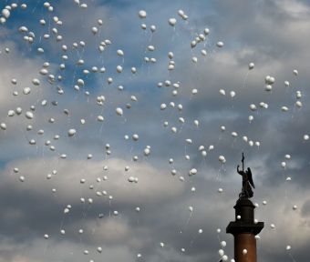 В минувшую пятницу состоялось открытие после реконструкции ледовой арены СК «Юбилейный». Оно прошло при поддержке SKODA AUTO Россия, Генерального спонсора Чемпионата мира по хоккею 2016. Стадион станет одной из двух ключевых площадок, которые примут матчи Чемпионата мира IIHF 2016. Кроме того, SKODA AUTO Россия провела хоккейный флеш-моб на Дворцовой площади, посвященный скорому старту Чемпионата. В этом году Россия в третий раз примет Чемпионат мира по хоккею, который пройдет с 6 по 22 мая в Москве и Санкт-Петербурге. Площадками для матчей станут ВТБ Ледовый дворец в Москве и СК «Юбилейный» в Санкт-Петербурге, который впервые открыл свои двери после реконструкции в минувшую пятницу. SKODA AUTO Россия – Генеральный спонсор Чемпионата мира по хоккею 2016 и партнер мужской Национальной сборной России по хоккею – поддержала это торжественное событие. Первой ласточкой в череде будущих игр стали два товарищеских матч Россия-Норвегия в рамках Еврочелленджа, давшие возможность российским спортсменам впервые попробовать свои силы на новой ледовой площадке. Для Федерации хоккея России проведение тестовых игр с участием главной команды страны на обновлённой арене СК «Юбилейный» - одно из важных мероприятий в ходе подготовки к домашнему чемпионату мира. Федерация, как один из членов оргкомитета ЧМ, проверила готовность реконструированной арены к главному турниру года. Марка SKODA продолжила отмечать приближение старта Чемпионата мира по хоккею, организовав в субботу грандиозное мероприятие в самом сердце Санкт-Петербурга. Флешмоб поддержали такие знаменитые российские хоккеисты, как Александр Юдин, серебряный призер Чемпионата мира 2002; Петр Андреев, ветеран СКА, бронзовый призер Чемпионата СССР 1971 года; Борис Чистяков, чемпион Европы в составе юниорской сборной СССР, бронзовый призер Чемпионата СССР 1971 года; Павел Черенков, знаменитый защитник Крыльев Советов в сезонах 1984-86 гг., а также капитан Молодежной сборной России по хоккею Владислав Каменев. Информация о марке и фотографии доступны на российском медиа-сайте SKODA после регистрации: press.skoda-avto.ru В минувшую пятницу состоялось открытие после реконструкции ледовой арены СК «Юбилейный». Оно прошло при поддержке SKODA AUTO Россия, Генерального спонсора Чемпионата мира по хоккею 2016. Стадион станет одной из двух ключевых площадок, которые примут матчи Чемпионата мира IIHF 2016. Кроме того, SKODA AUTO Россия провела хоккейный флеш-моб на Дворцовой площади, посвященный скорому старту Чемпионата. В этом году Россия в третий раз примет Чемпионат мира по хоккею, который пройдет с 6 по 22 мая в Москве и Санкт-Петербурге. Площадками для матчей станут ВТБ Ледовый дворец в Москве и СК «Юбилейный» в Санкт-Петербурге, который впервые открыл свои двери после реконструкции в минувшую пятницу. SKODA AUTO Россия – Генеральный спонсор Чемпионата мира по хоккею 2016 и партнер мужской Национальной сборной России по хоккею – поддержала это торжественное событие. Первой ласточкой в череде будущих игр стали два товарищеских матч Россия-Норвегия в рамках Еврочелленджа, давшие возможность российским спортсменам впервые попробовать свои силы на новой ледовой площадке. Для Федерации хоккея России проведение тестовых игр с участием главной команды страны на обновлённой арене СК «Юбилейный» - одно из важных мероприятий в ходе подготовки к домашнему чемпионату мира. Федерация, как один из членов оргкомитета ЧМ, проверила готовность реконструированной арены к главному турниру года. Марка SKODA продолжила отмечать приближение старта Чемпионата мира по хоккею, организовав в субботу грандиозное мероприятие в самом сердце Санкт-Петербурга. Флешмоб поддержали такие знаменитые российские хоккеисты, как Александр Юдин, серебряный призер Чемпионата мира 2002; Петр Андреев, ветеран СКА, бронзовый призер Чемпионата СССР 1971 года; Борис Чистяков, чемпион Европы в составе юниорской сборной СССР, бронзовый призер Чемпионата СССР 1971 года; Павел Черенков, знаменитый защитник Крыльев Советов в сезонах 1984-86 гг., а также капитан Молодежной сборной России по хоккею Владислав Каменев. Информация о марке и фотографии доступны на российском медиа-сайте SKODA после регистрации: press.skoda-avto.ru