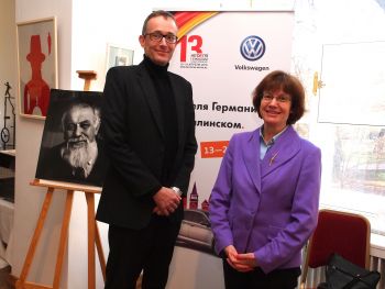 генеральный консул Германии в Санкт-Петербурге госпожа Хайке Пайч и руководитель Северо-Западного филиала Российско-Германской внешнеторговой палаты господин Кристиан Альтман. генеральный консул Германии в Санкт-Петербурге госпожа Хайке Пайч и руководитель Северо-Западного филиала Российско-Германской внешнеторговой палаты господин Кристиан Альтман.