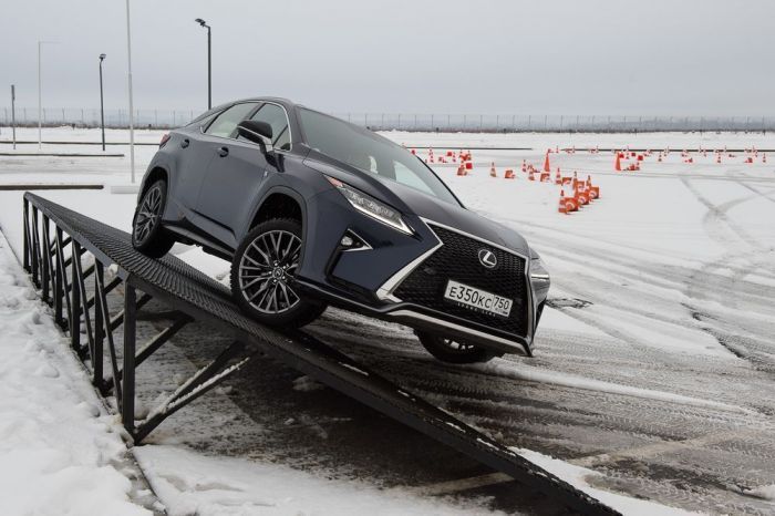 LEXUS LIVE - автомобильное кино в Санкт-Петербурге