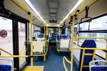 Группа Volgabus завершил выполнение самого масштабного в своей истории заказа. Последняя партия сочлененных автобусов «СитиРитм-18» отправилась накануне в Санкт-Петербург. Всего же для северной столицы был выпущено 125 уникальных машин, которые в 2018 году будут обслуживать игры Чемпионата мира по футболу. Новая поставка самой масштабной не только в истории «Волгабас» и российского автобуспрома. Заказ выполнялся в очень сжатые сроки. Все службы предприятия и поставщики комплектующих сработали безупречно, что позволило заводу выполнить свои обязательства и выйти на новый уровень объемов производства. Всего в 2017 году планируется выпустить не менее 600 машин большой и особо-большой вместимости. К автобусам для ЧМ-2018 предъявлялись особые требования в области технического оснащения, безопасности и комфорта. «СитиРитм-18» - чемпион России по пассажировместимости. В час-пик он способен взять на борт до 182 пассажиров. Флагман Volgabus оснащен двигателем MAN стандарта «Euro-5+» и большим числом электронных систем. Бортовой компьютер с мультиплексной системой следит за каждым компонентом и выводит информацию на дисплей водительской панели. Также электроника отвечает за безопасность поездки. Кузов автобуса разработан таким образом, чтобы снизить уровень вибраций и шума в салоне. Система освещения построена на базе LED-технологий. За комфортную температуру в салоне отвечает мощная климатическая система, а информаторы сообщают пассажирам об остановках, температуре и т.д. Большое внимание уделено пассажирам с ограниченными возможностями. Для них предусмотрены кнопки вызова водителя, аппарель для заезда колясок и система наклона кузова к платформе. В разработке уникального 18-ти метрового флагмана принимали участие ведущие волгоградские ВУЗы, прежде всего, Волгоградский государственный технический университет. В производстве был активно задействован местный бизнес – более 20-ти компаний из Волгоградской области поставляли комплектующие. Выполняя текущие контракты, специалисты Volgabus готовят для транспортников Санкт-Петербурга новые предложения. Например, контракт жизненного цикла. Справка о компании Группа компаний «Волгабас» - один из лидеров транспортного машиностроения России. Предприятие было основано в 1993-м году и за свою историю выпустило на российские маршруты более 5 тысяч автобусов различного класса. На предприятии в г. Волжском работают 550 сотрудников. Производственные мощности завода – 500 автобусов в год. В 2016 году компания в тестовом режиме запустила научно-производственный комплекс во Владимирской области, который станет одним из крупнейших предприятий по производству автобусов в Европе. Его ключевые особенности - высокая степень автоматизации производства. Компания делает ставку на передовые технологии и собственные научные разработки, привлекает партнеров из числа ведущих производителей компонентной базы. Группа Volgabus завершил выполнение самого масштабного в своей истории заказа. Последняя партия сочлененных автобусов «СитиРитм-18» отправилась накануне в Санкт-Петербург. Всего же для северной столицы был выпущено 125 уникальных машин, которые в 2018 году будут обслуживать игры Чемпионата мира по футболу. Новая поставка самой масштабной не только в истории «Волгабас» и российского автобуспрома. Заказ выполнялся в очень сжатые сроки. Все службы предприятия и поставщики комплектующих сработали безупречно, что позволило заводу выполнить свои обязательства и выйти на новый уровень объемов производства. Всего в 2017 году планируется выпустить не менее 600 машин большой и особо-большой вместимости. К автобусам для ЧМ-2018 предъявлялись особые требования в области технического оснащения, безопасности и комфорта. «СитиРитм-18» - чемпион России по пассажировместимости. В час-пик он способен взять на борт до 182 пассажиров. Флагман Volgabus оснащен двигателем MAN стандарта «Euro-5+» и большим числом электронных систем. Бортовой компьютер с мультиплексной системой следит за каждым компонентом и выводит информацию на дисплей водительской панели. Также электроника отвечает за безопасность поездки. Кузов автобуса разработан таким образом, чтобы снизить уровень вибраций и шума в салоне. Система освещения построена на базе LED-технологий. За комфортную температуру в салоне отвечает мощная климатическая система, а информаторы сообщают пассажирам об остановках, температуре и т.д. Большое внимание уделено пассажирам с ограниченными возможностями. Для них предусмотрены кнопки вызова водителя, аппарель для заезда колясок и система наклона кузова к платформе. В разработке уникального 18-ти метрового флагмана принимали участие ведущие волгоградские ВУЗы, прежде всего, Волгоградский государственный технический университет. В производстве был активно задействован местный бизнес – более 20-ти компаний из Волгоградской области поставляли комплектующие. Выполняя текущие контракты, специалисты Volgabus готовят для транспортников Санкт-Петербурга новые предложения. Например, контракт жизненного цикла. Справка о компании Группа компаний «Волгабас» - один из лидеров транспортного машиностроения России. Предприятие было основано в 1993-м году и за свою историю выпустило на российские маршруты более 5 тысяч автобусов различного класса. На предприятии в г. Волжском работают 550 сотрудников. Производственные мощности завода – 500 автобусов в год. В 2016 году компания в тестовом режиме запустила научно-производственный комплекс во Владимирской области, который станет одним из крупнейших предприятий по производству автобусов в Европе. Его ключевые особенности - высокая степень автоматизации производства. Компания делает ставку на передовые технологии и собственные научные разработки, привлекает партнеров из числа ведущих производителей компонентной базы.