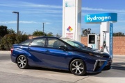 Водородный седан Toyota Mirai поступил в продажу в Японии