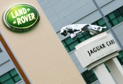 Jaguar Land Rover примет на работу 1300 новых сотрудников