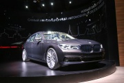 Погружение в уют. В зеркальном кубе представили новый BMW 7 серии